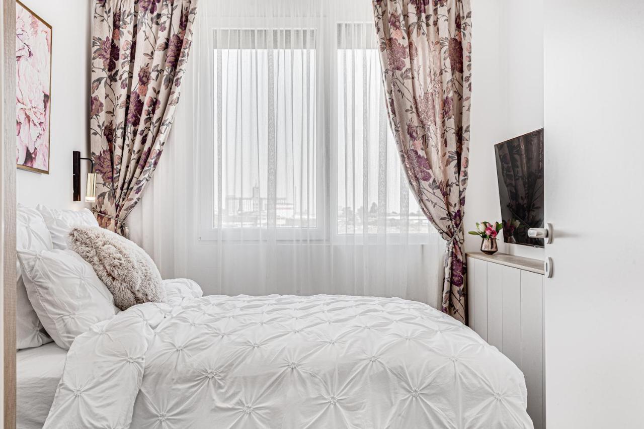 Elegant Apartment Near Afi & Atrium Mall Arad Esterno foto